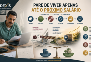 Homem organizando as finanças para sair do ciclo de viver de salário em salário e construir reserva e patrimônio.