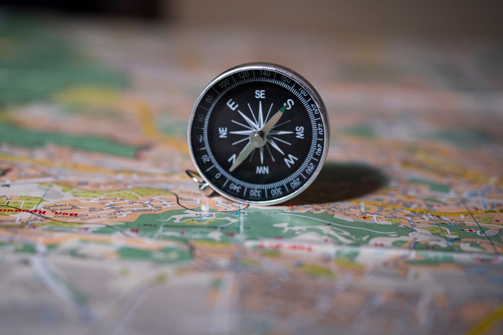 Ícone de bússola representando análise de mercado e decisões financeiras